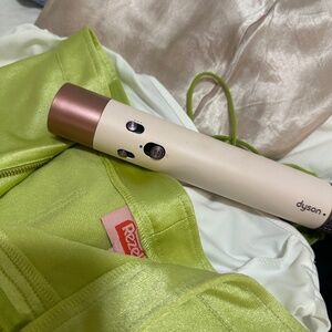 dyson airwrap barely used (attachments as on screenshot but color is pink)